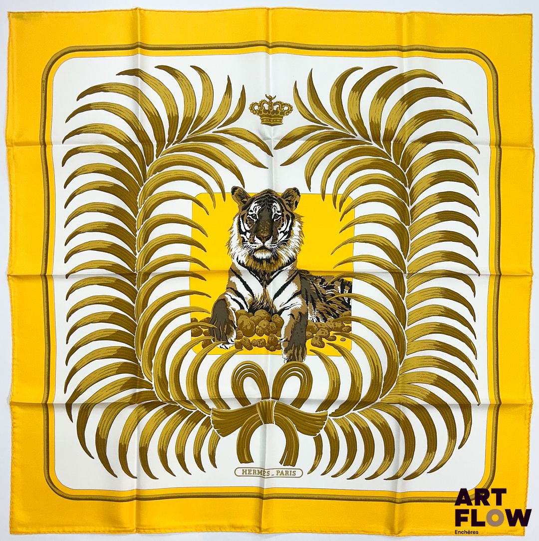 HERMÈS Modèle "Tigre Royal" d'après un dessin de Christiane VAUZELLES Carré en twill de soie à bordure jaune 90 x 90 cm Etat proche du neuf, dans ses plis d'origine. Avec boîte
