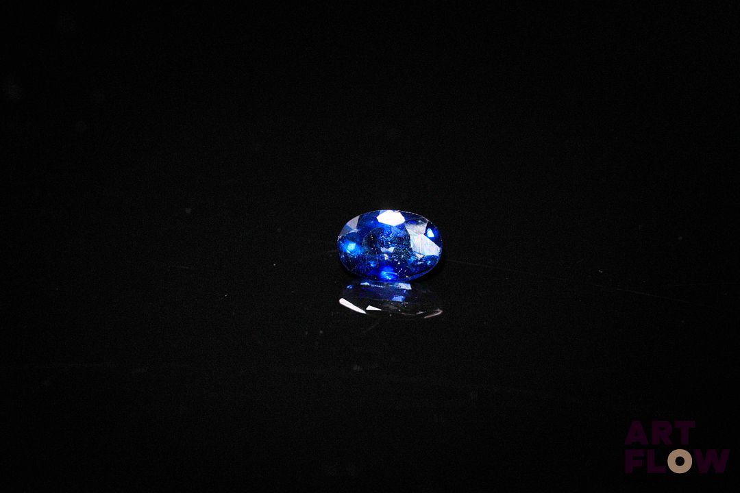 Saphir ovale. Belle couleur. 0.60 ct. 5.5mm x 4.0mm