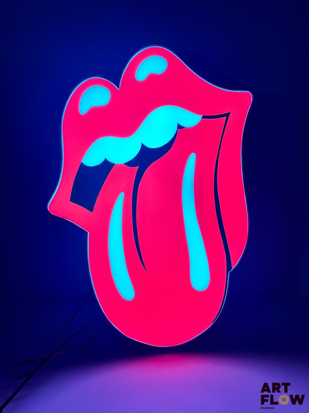 Enseigne lumineuse Rolling Stones. Dimensions : 60 x 47 cm Fonctionnelle - État général excellent. Fourni avec son alimentation murale.