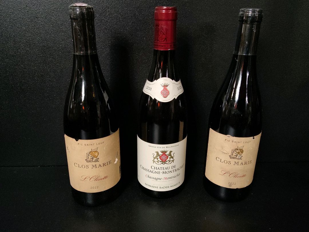 Lot de 3 bouteilles de vin rouge : 1 Château de Chassagne-Montrachet Bader-Mimeur 2021 et 2 Clos Marie Pic Saint Loup L&rsquo;Olivette 2022