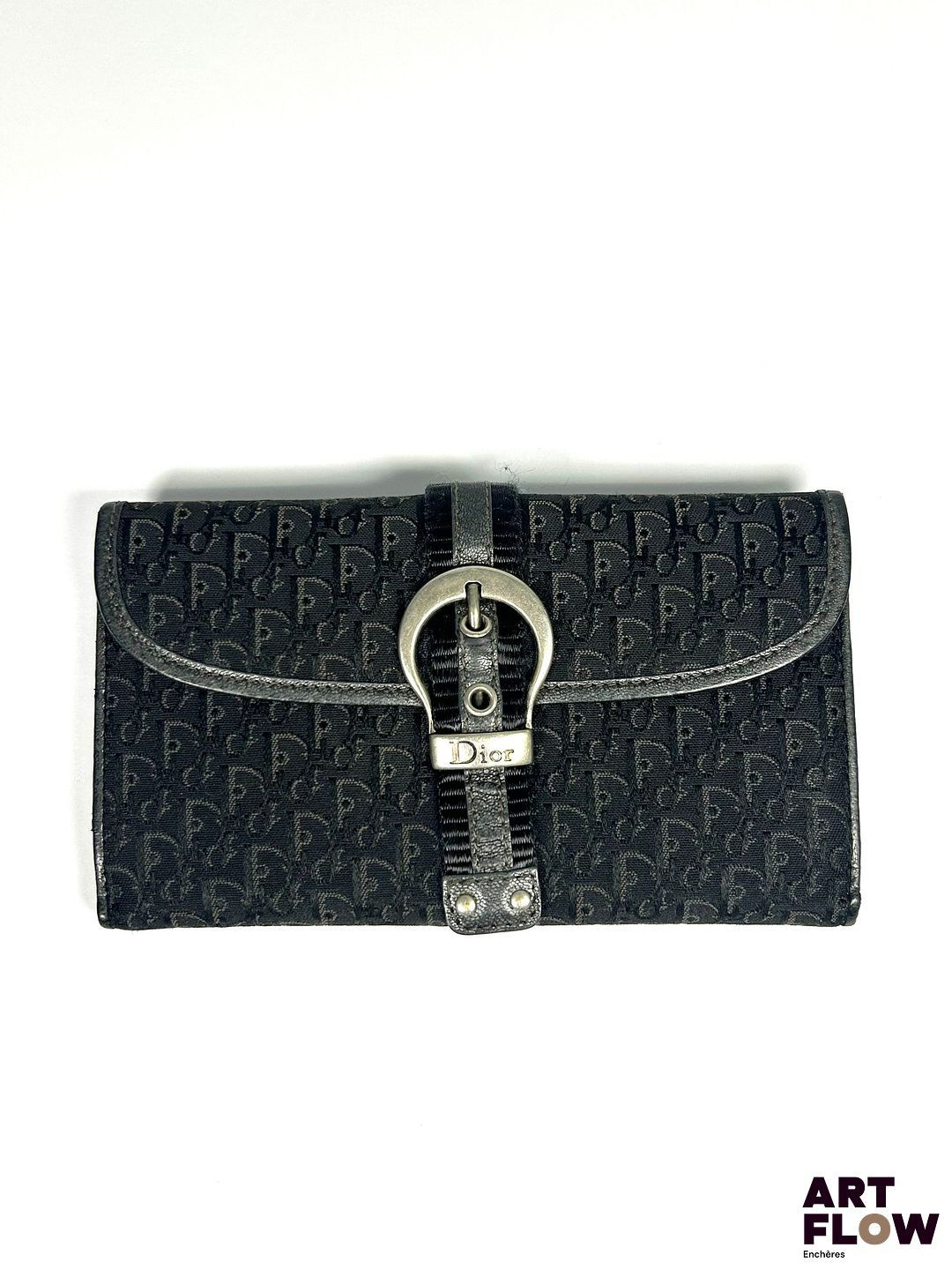 Christian DIOR Pochette portefeuille en toile noir monogrammée, fermeture bouton pression et agrémenté sur le devant par une boucle de ceinture décorative en métal. Dimensions : 10 x 18 cm