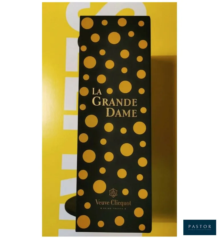 Yayoi Kusama
La grande dame

  Champagne Veuve Clicquot, 2012
  
  Champagne et son coffret conçus par Yayoi Kusama
  Dimensions : 35 x 12 x 12 cm / 13,7 x 4,7 x 4,7 pouces
  
  Édition limitée de la boîte Kusama
  État neuf


Expédition obligatoire, jusqu'à 5 Lithographies dans votre colis pour 14,76€ TTC en France Métropolitaine, et 29,64€ TTC pour l'Europe