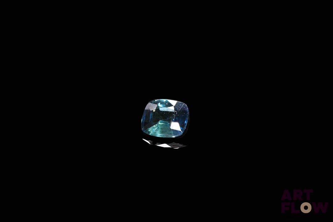 Saphir bleu canard coussin. Très jolie couleur. 0.55 ct. 5.0mm x 4.5mm
