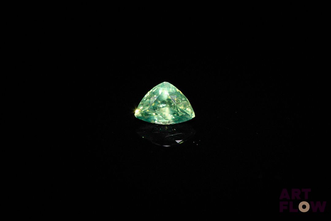 Saphir vert trillion. Très belle couleur. 1.04 ct. 7.4mm x 5.1mm