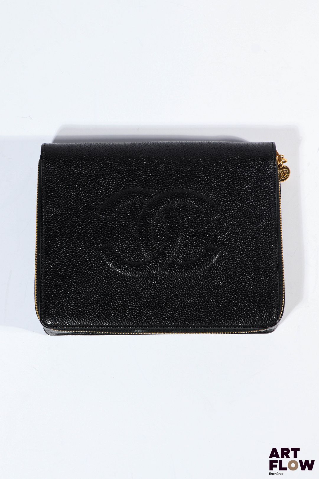 CHANEL Trousse à bijoux en cuir de veau grainé noir, intérieur en velours. Fermeture zippée. H.16 x L. 20 cm environ Petites usures d'usage notamment à l'intérieur
