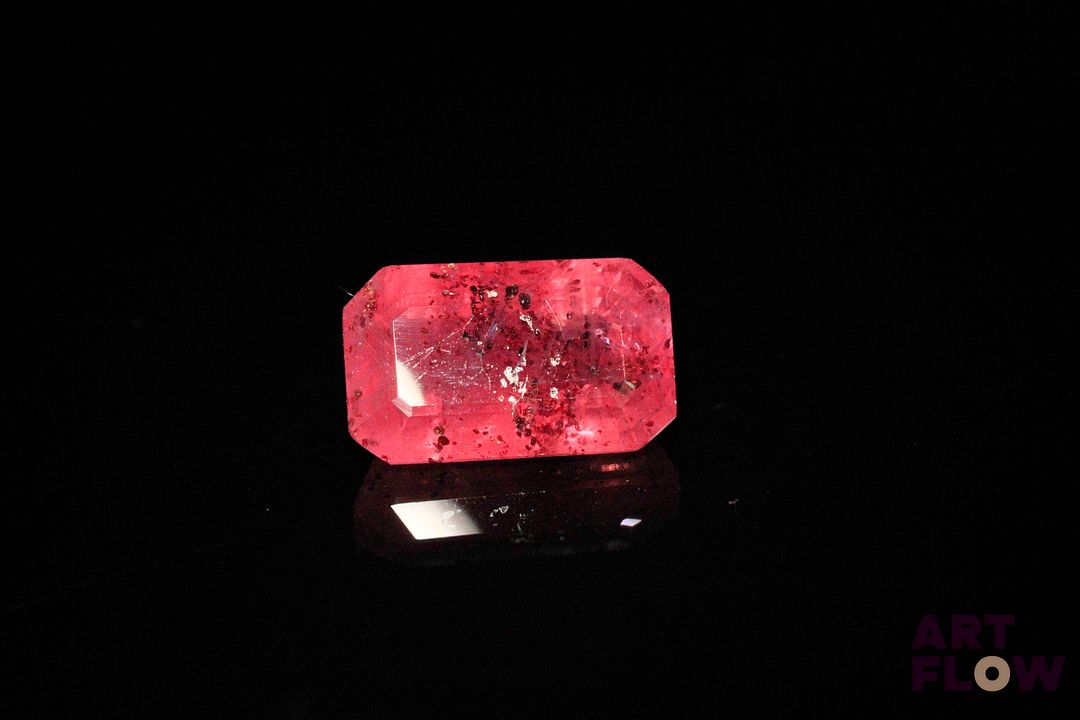 Rubis rectangulaire à pans coupés. Inclusions. 5.30 cts. 11.9mm x 7.3mm