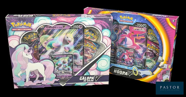 Réunion de 2 coffrets Pokémon scellés : Galopa de Galar V et Hoopa V - Année 2021.
Bloc de séries Épée&Bouclier (EB) - Contient un booster de la série du bloc Soleil&Lune : Lumière Interdite (SL06).
En français.