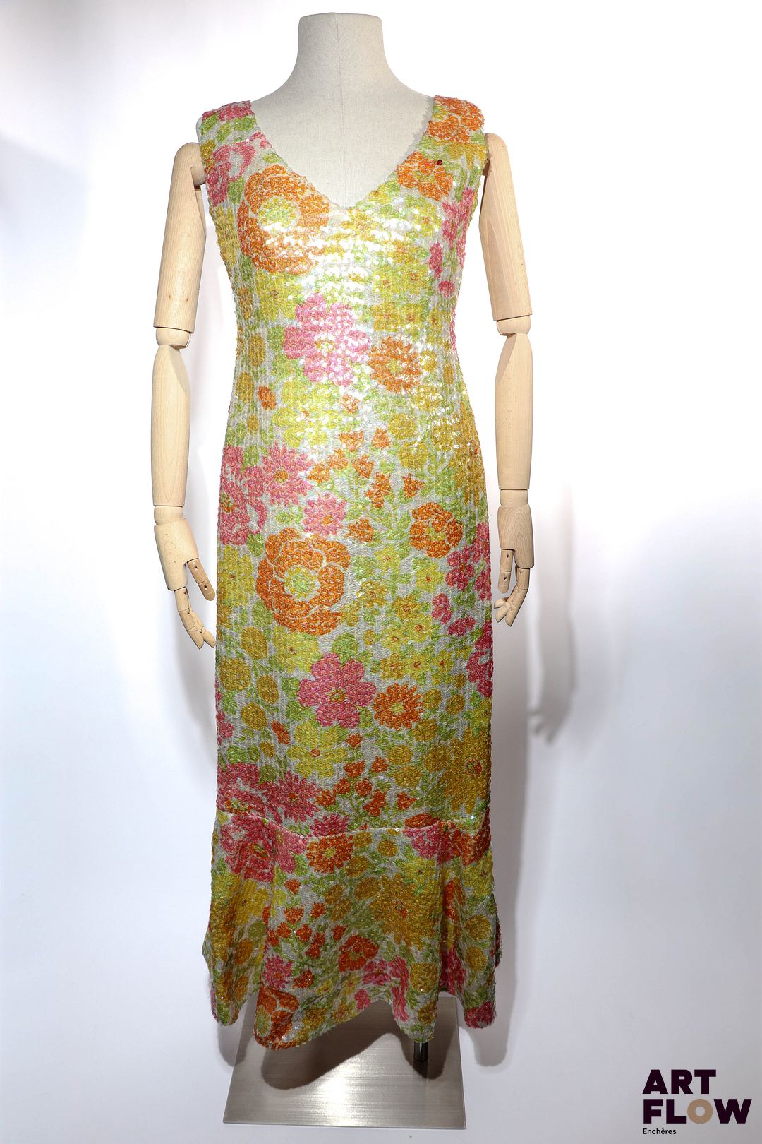BALMAIN Haute couture Circa 1965 Provenance : Geneviève de Gaulle Anthonioz, entrée au Panthéon en 2015 Robe longue du soie entièrement rebrodée de sequins figurant un motif floral à dominante rose, jaune, vert et orange. Décolleté en V devant et au dos, sans manches, bas volanté avec la rosette de la Légion d'honneur. Taille présumée 36/38 Bon état général malgré quelques légers défauts (fils tirés)