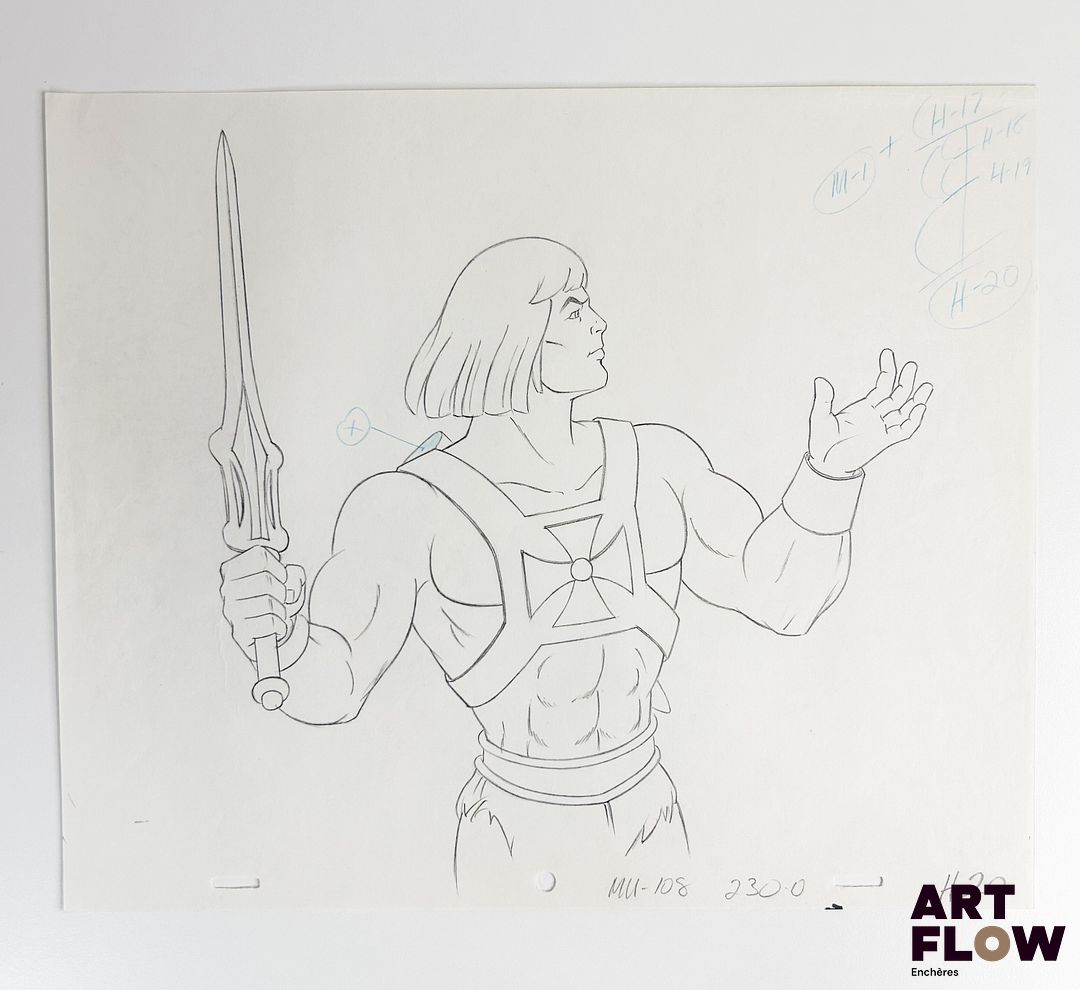 Les Maîtres de l’Univers (He-Man and the Masters of the Universe), d'après Lou Scheimer et Hal Sutherland Musclor Dessin à la mine de plomb et crayon de couleur représentant Musclor portant une épée Animé américain d’après la série Les Maîtres de l’Univers (He-Man and the Masters of the Universe), créée par Lou Scheimer, Larry DiTillio et J. Michael Straczynski "Musclor est le héros principal des Maîtres de l’Univers. Prince Adam transformé grâce au pouvoir du Crâne Ancestral, il incarne la force, le courage et la justice. Défenseur d’Eternia, il combat sans relâche Skeletor et ses alliés pour protéger la paix et l’équilibre du royaume." Dimensions : 26,5 x 31,5 cm