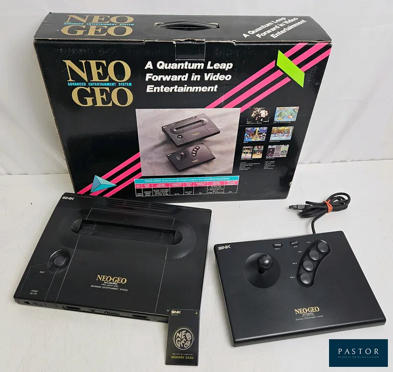 SNK - NEO GEO. Console Neo Geo AES en boite avec 2 joystick officiels et une carte mémoire SNK + cable alimentation et péritel.Culte. TBE. Sortie : 1990 - Test d'allumage effectué avec succès