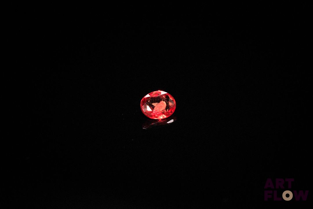 Saphir orange très vif ovale. Très belle couleur. 0.24 ct. 4.5mm x 3.5mm