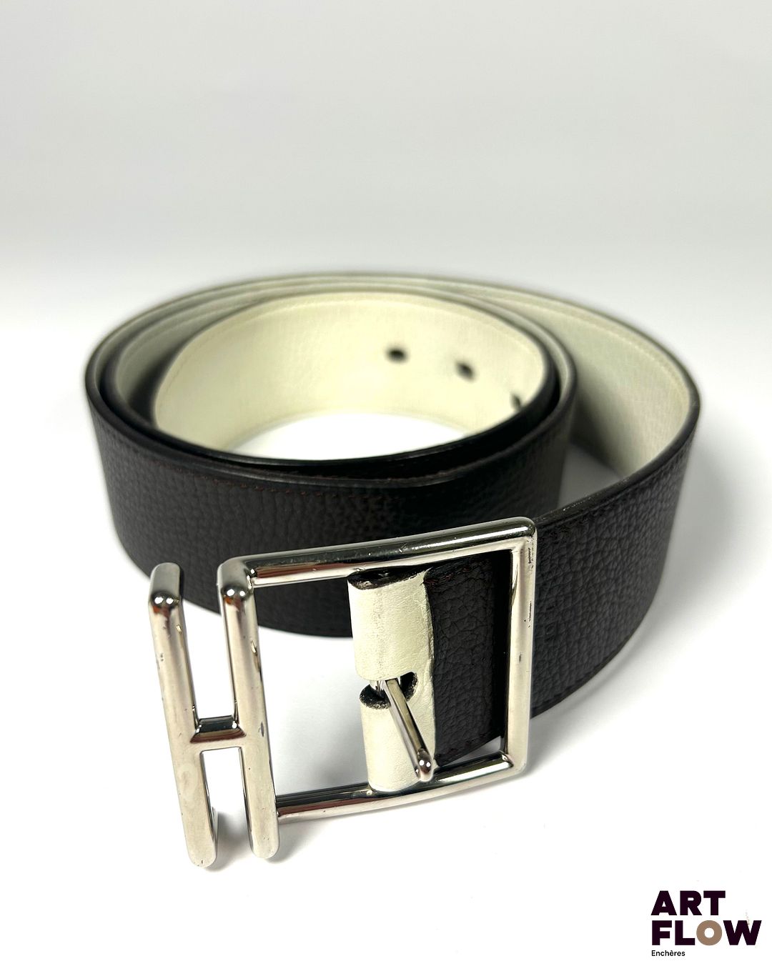 HERMÈS Modèle Nathan Ceinture réversible en cuir Signée Longueur : 110 cm environ Dans sa boîte d'origine