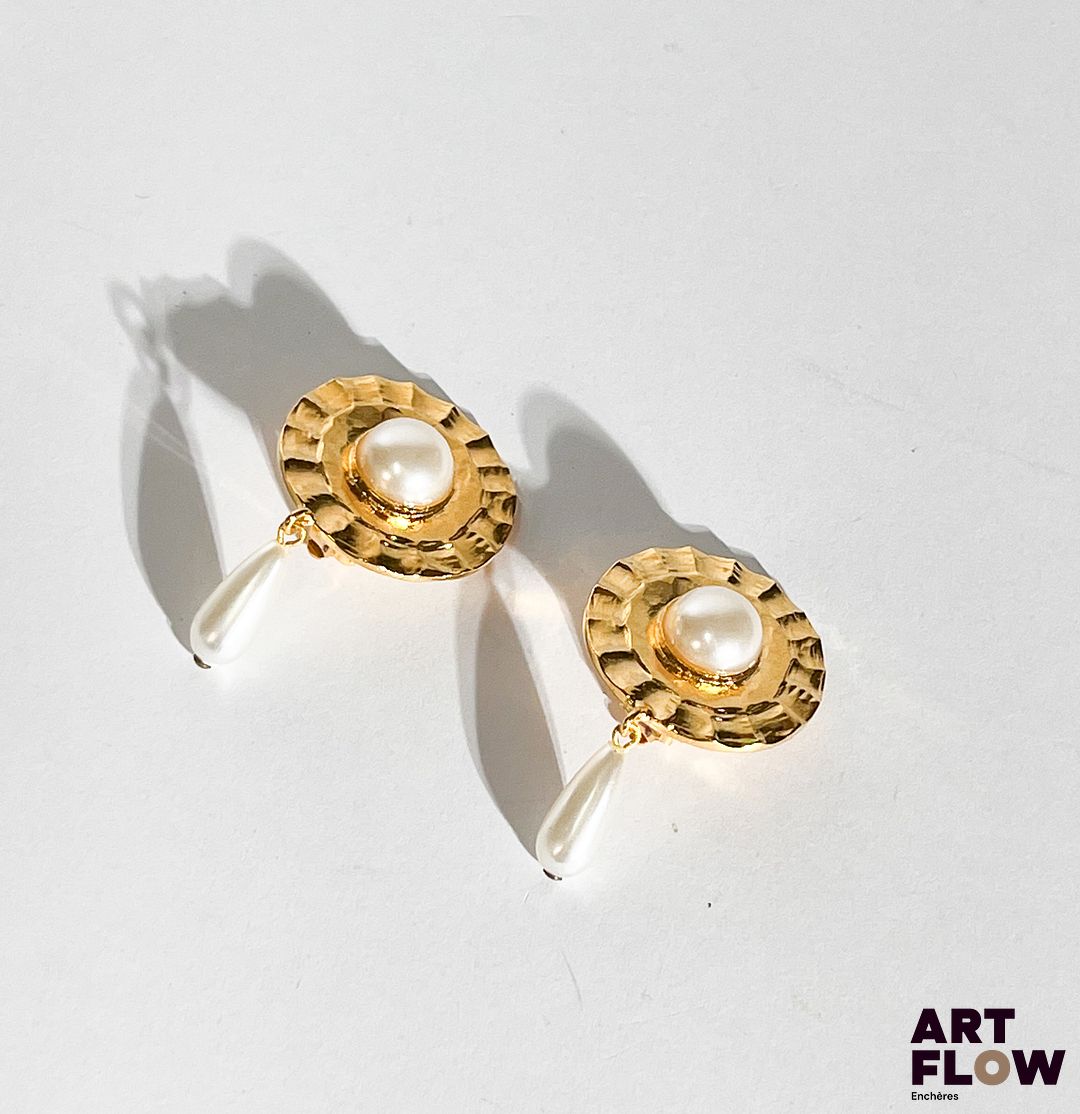 CHANEL Paire de clips d'oreilles en métal doré et ornés de perles d'imitation. Diamètre : 3 cm
