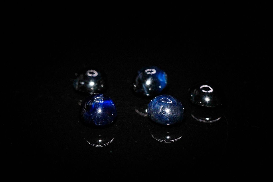 Cinq saphirs cabochons ovales. 7.79 cts. Dims. moy.: 6.5mm x 5.5mm