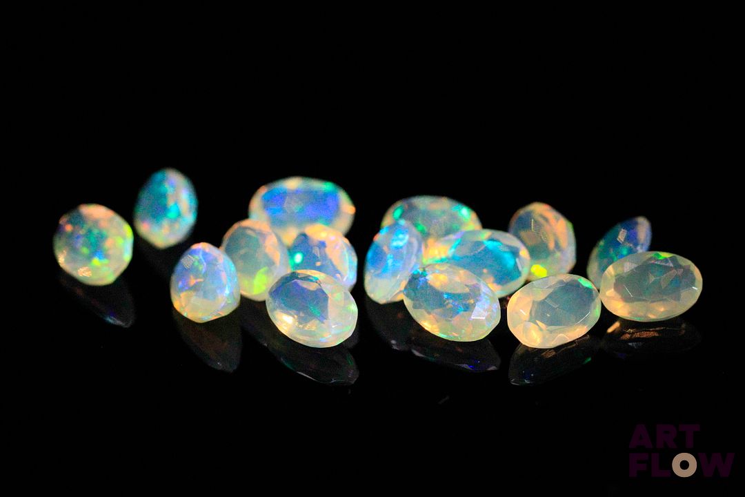 Quinze opales facettées blanches ovales. Beaux éclats de couleur. 4.68 cts. Dims. moy.: 6.0mm x 4.0mm