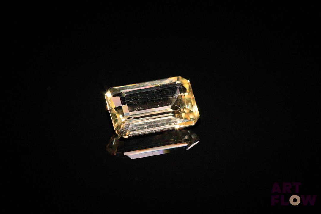 Scapolite jaune rectangulaire à pans coupés. Probablement Tanzanie, VS. 2.64 cts. 10.8mm x 7.0mm