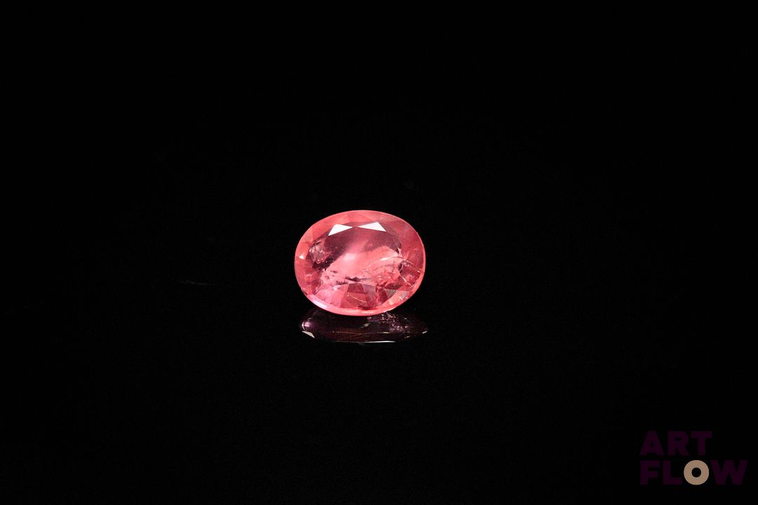 Saphir rose ovale. Très belle couleur, inclusions, givres. 0.91 ct. 6.7mm x 5.8mm