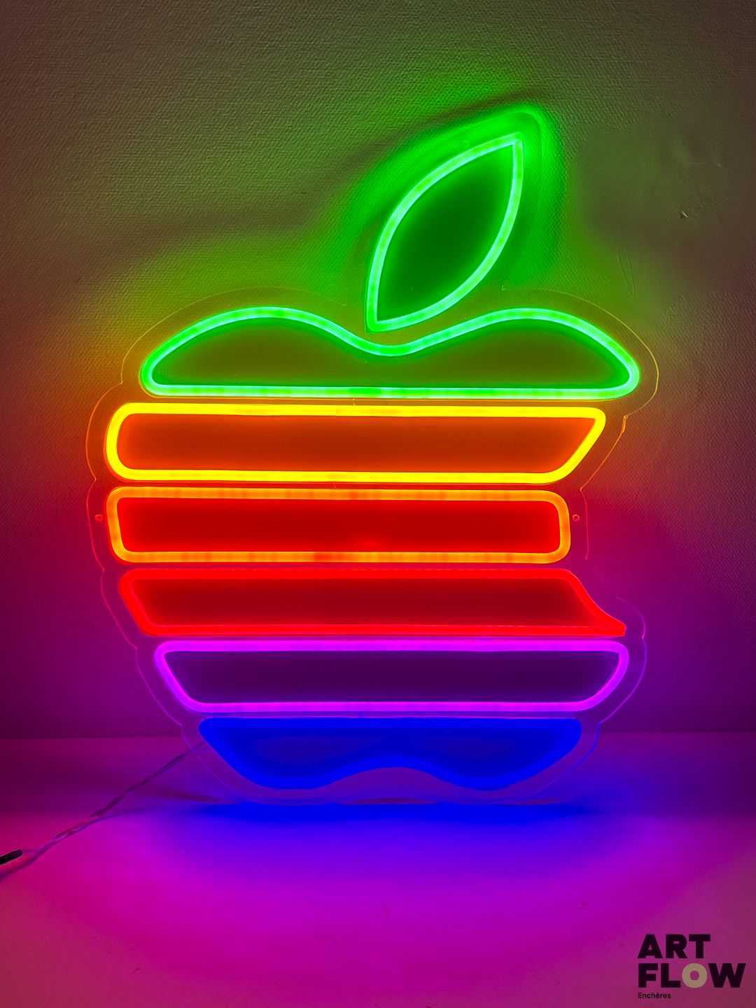 Enseigne lumineuse publicitaire Apple. Dimensions : 53 x 42 cm Fonctionnelle - État général excellent. Fourni avec son alimentation murale.