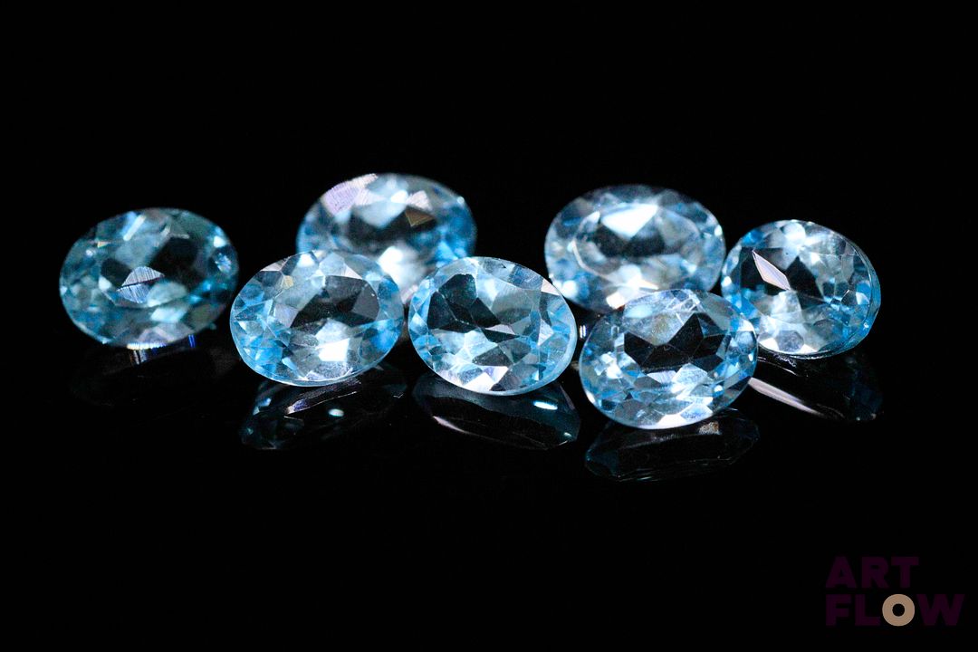 Sept topazes bleues ovales. 10.94 cts. Dims. moy.: 8.0mm x 6.0mm