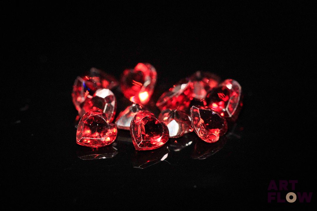 Douze grenats coeurs. Probablement Mozambique. 7.38 cts. Dims. moy.: 5.0mm x 5.0mm