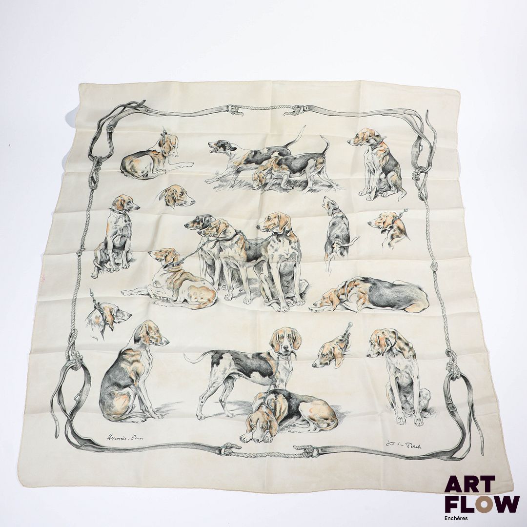 HERMÈS Paris Modèle « Chiens de meute » d’après un dessin de Xavier de Poret. Carré en twill de soie dans les tons crème. Dim. : 90 x 90 cm Petites tâches et traces