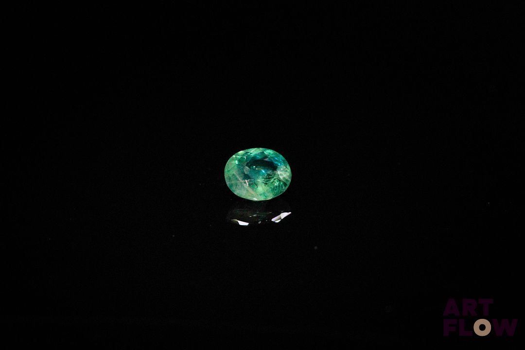 Saphir vert ovale. Probablement Australie, inclusions. 0.74 ct. 5.7mm x 4.8mm