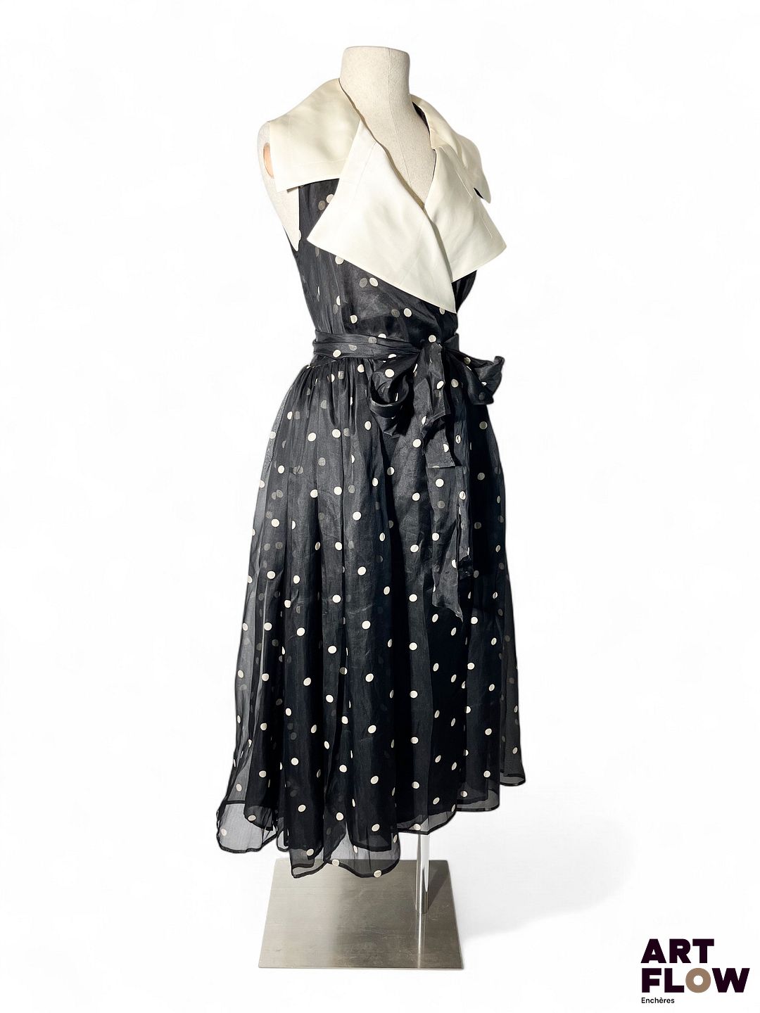 Christian DIOR Coordonnées Robe portefeuille sans manches et large col contrastant, en mousseline de soie noire à pois beiges. Griffe blanche, graphisme noir. Etiquette à recoudre. Taille 46/12