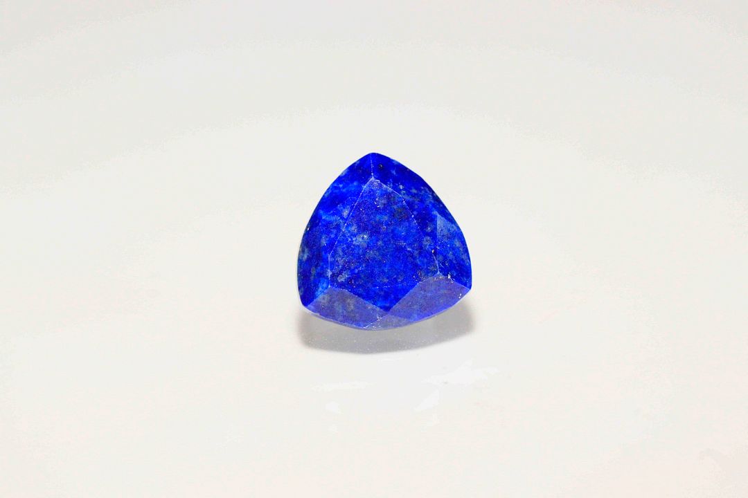 Lapis lazuli trillion. Jolie couleur. 3.09 cts. 10.0mm x 10.0mm