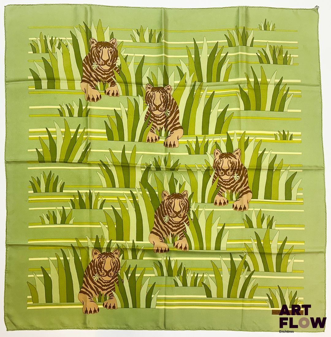HERMÈS Modèle "Tigres dans les Herbes" Carré en twill de soie d'après Joachim METS 90 x 90 cm Usures, taches et fils tirés - tampon S sur dessin