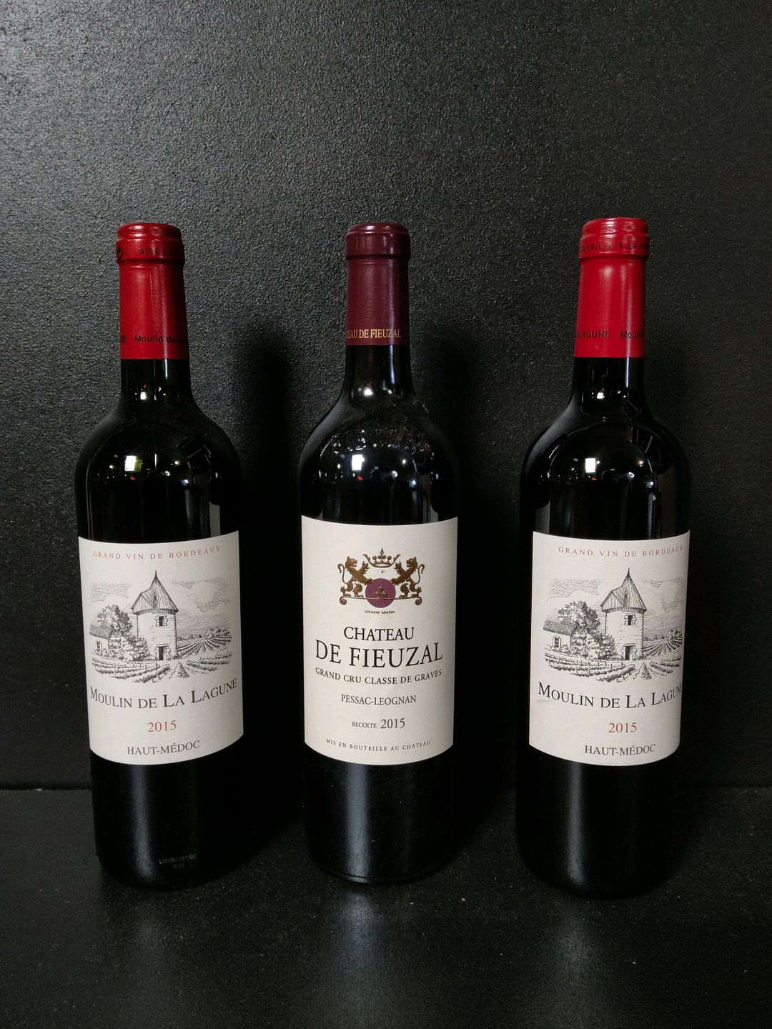 Lot de 3 bouteilles de vin rouge : 2 Moulin de la Lagune Haut-médoc 2015 et 1 Château De Fieuzal Pessac-Leognan GCC Graves 2015