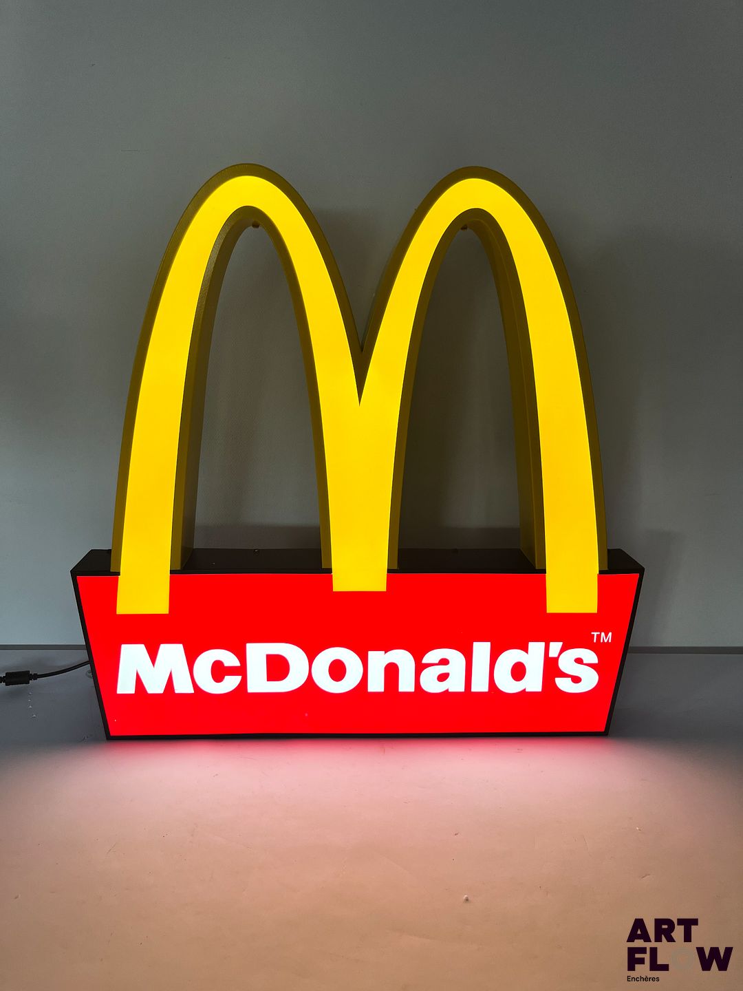 Enseigne lumineuse publicitaire Mcdonald. Dimensions : 54 x 55 cm Fonctionnelle - État général excellent. Fourni avec son alimentation murale.