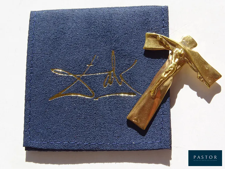 Salvador Dalí (d'après) 
Christ de saint Jean de la Croix 

Version signée vers 1972 Médaille, Christ de Saint Jean de la Croix, V Vermeil (plaqué or sur argent massif), environ 9 grammes Créé en collaboration avec Dalí et la Lincoln Mint Dimensions : 4 x 3 cm Très bon état


Expédition obligatoire, jusqu'à 5 Lithographies dans votre colis pour 14,76€ TTC en France Métropolitaine, et 29,64€ TTC pour l'Europe