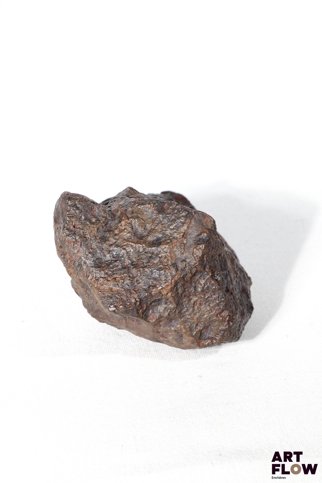 Fragment de météorite. Poids : 1214 gr. Dimensions : 10 x 9 cm environ