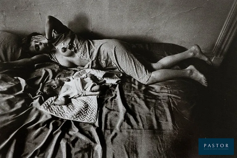Elliott Erwitt (1928 - 2024)
Mother and Child on Bed, New York, 1953

Tirage argentique sur papier couché à la résine (RC)
Format du papier : 12.8 x 17.5 cm
Avec passe-partout sans acide 18 x 24 cm (non collé)
Tiré en 1989, Galerie Chateau D'Eau, Toulouse
Tampon de la galerie et annotations au dos
Avec enveloppe cartonnée, tamponnée par Magnum Photos


Expédition obligatoire, jusqu'à 5 Lithographies dans votre colis pour 14,76€ TTC en France Métropolitaine, et 29,64€ TTC pour l'Europe