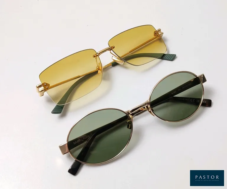 BOTTEGA VENETA + SAINT LAURENT. Lot composé de deux paires de lunettes de soleil comprenant un modèle aux verres jaunes Bottega Veneta "BV1126S" et un modèle en métal doré Saint Laurent "SL692". NEUVES sans boite - TVA Récupérable
