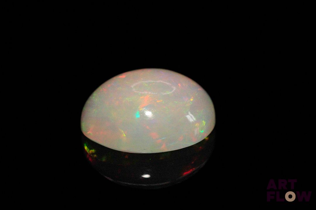 Opale blanche cabochon ovale. Beaux éclats de couleur. 4.79 cts. 17.3mm x 10.7mm