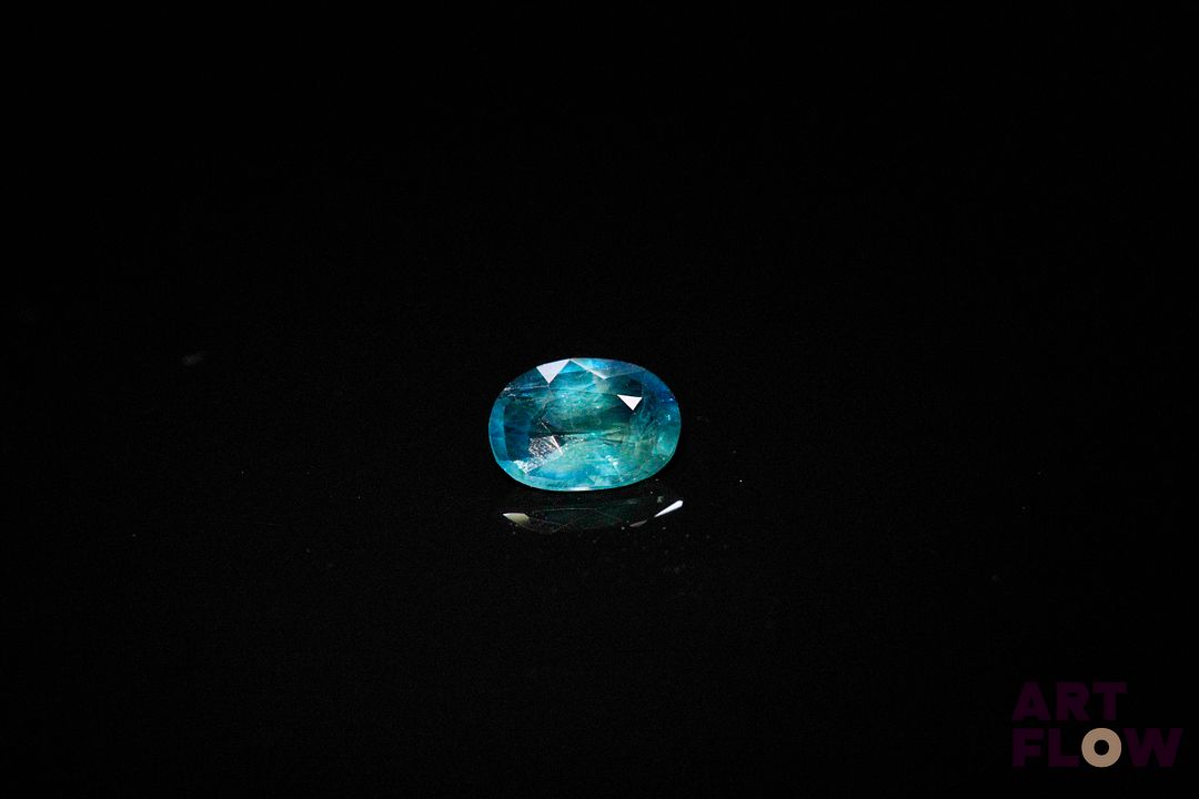 Saphir ovale. Belle couleur, inclusions. 0.82 ct. 6.8mm x 5.1mm