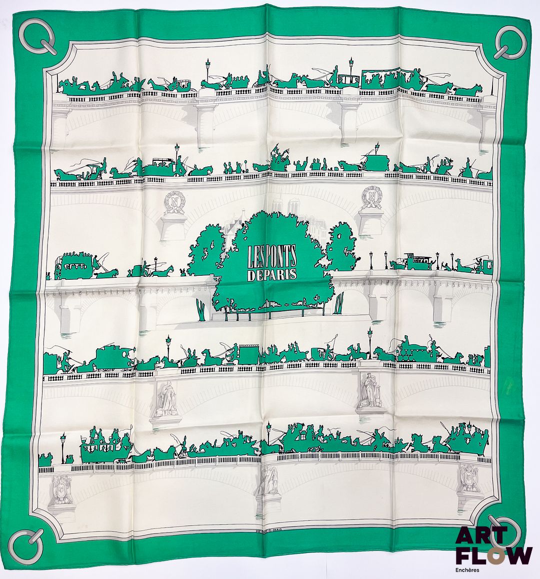 HERMÈS Modèle "Les Ponts de Paris" Carré en twill de soie d'après Hugo GRYGKAR Probablement première édition (1952) 90 x 90 cm Décoloration, tâches