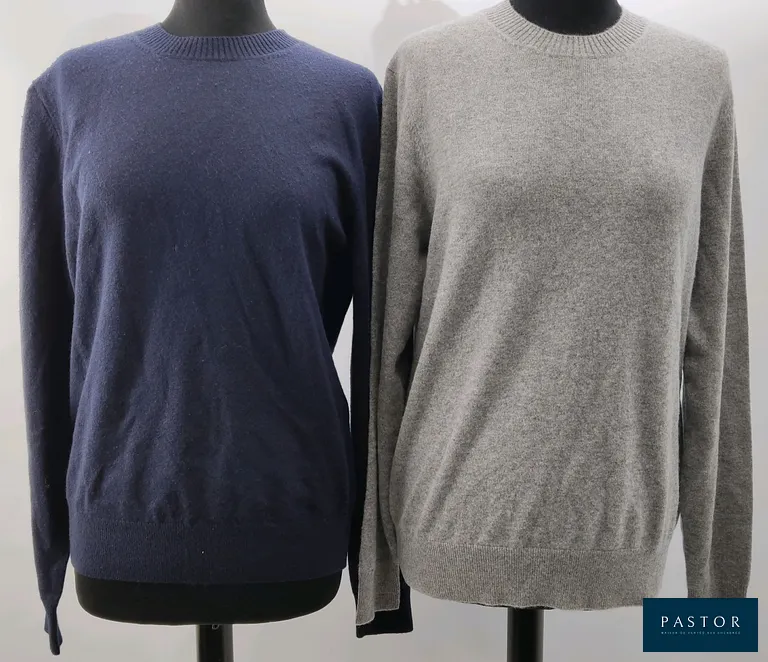 FURSAC HOMME. Lot composé de 2 pulls col rond en laine et cachemire mélangé, T.S, l'un bleu marine, l'autre gris. NEUFS avec étiquettes - TVA Récupérable