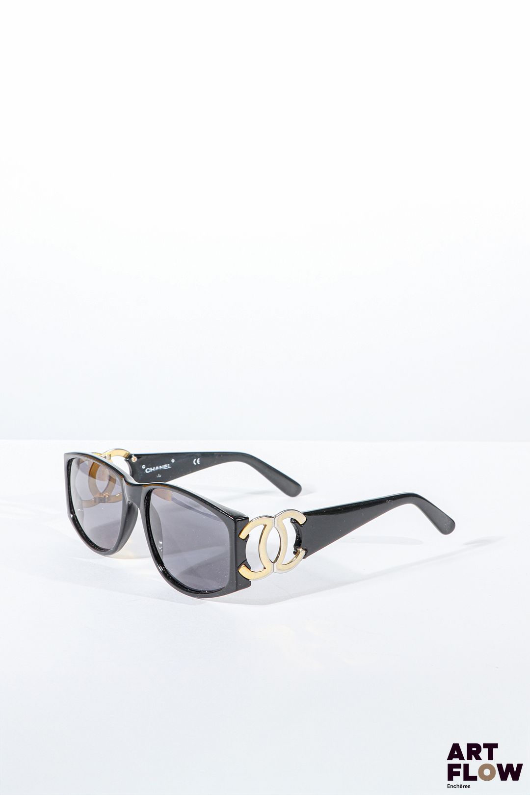 CHANEL Lunettes de soleil noires à branche épaisses ornées du monogramme Chanel en métal doré