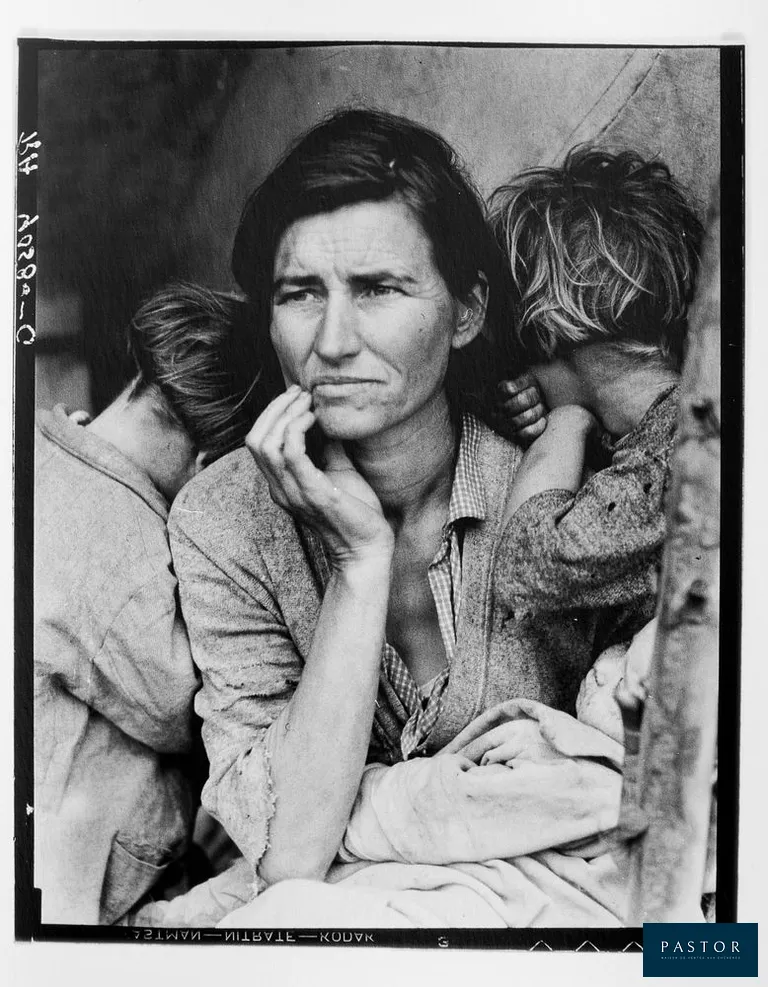 Dorothea LANGE
  Migrant Mother, 1936
  
  Tirage gélatino-argentique, édition numérotée de 2010.
  Format de papier: ca 23.8 x 17.7 cm
  Titre complet: Destitute pea pickers in California. Mother of seven children. Age thirty-two. Nipomo, California
  Tirage manuelle en chambre noir gélatino-argentique sur papier baryté (double poids 280g/m²)
  Provenance du négatif: Library of Congress, negative repr. # LC-DIG-fsa-8b29516
  
  tirage est estampillée et numérotée au dos 3 / 25
  Certificate of Authenticity (CoA) est inclus (numéroté et estampillé)
  Excellent état.


Expédition obligatoire, jusqu'à 5 Lithographies dans votre colis pour 14,76€ TTC en France Métropolitaine, et 29,64€ TTC pour l'Europe