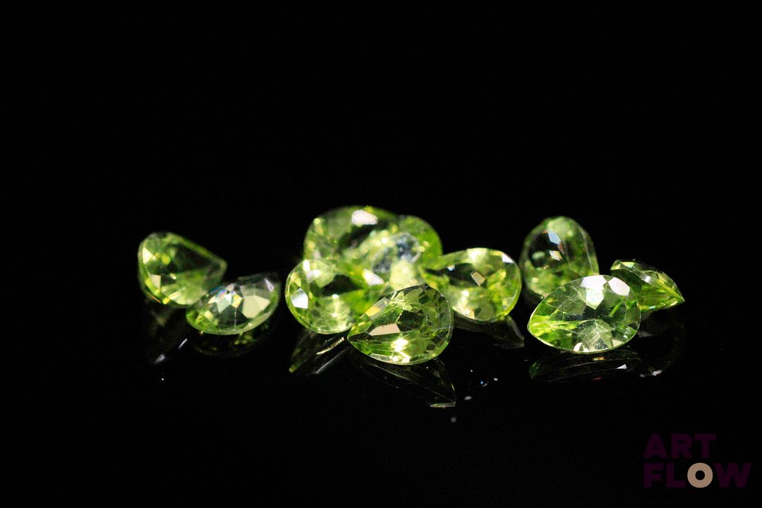Dix péridots poires. 4.45 cts. Dims. moy.: 6.0mm x 4.0mm