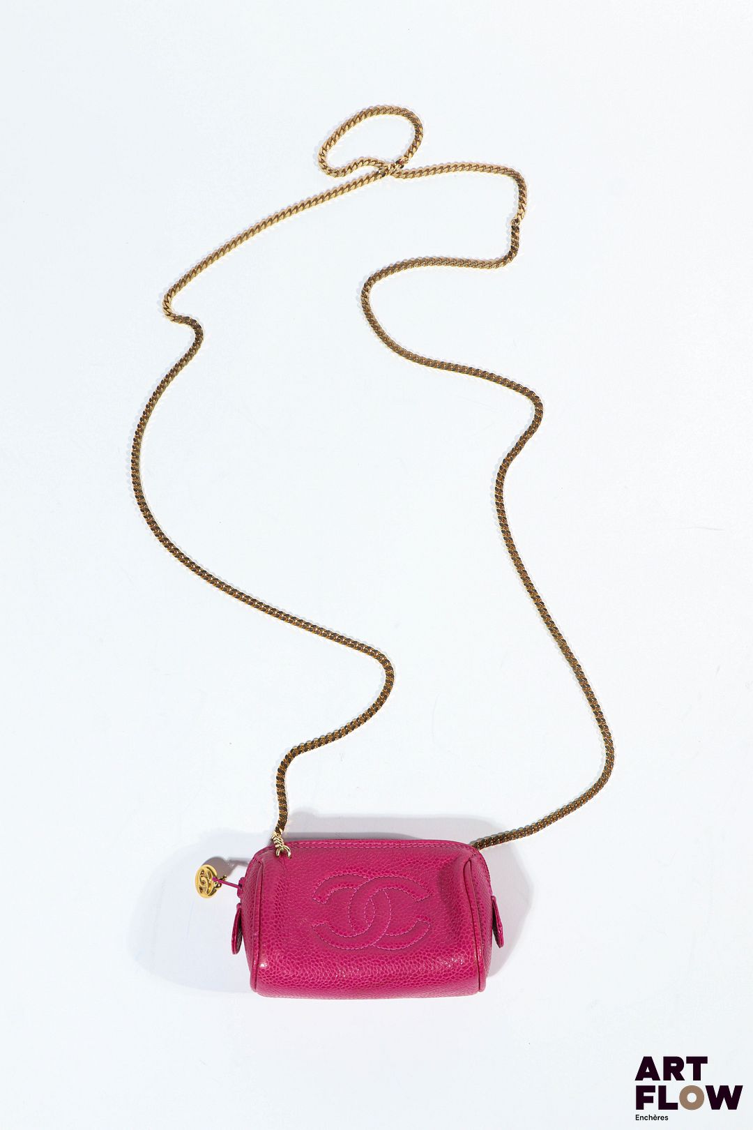 CHANEL Micro sac/trousse en cuir grainé framboise, chaine bandoulière en métal doré, fermeture zippée. Années 1990 Dim. : 10,5 x 7 x 5 cm Petites usures. Bandoulière ajoutée.