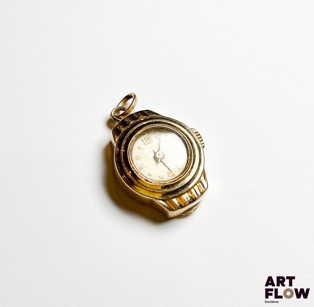 LIP Montre pendentif en or jaune 750/°° index appliqué, cadran non signé Poinçon d'orfèvre Lip au dos Poids brut : 8,36 gr