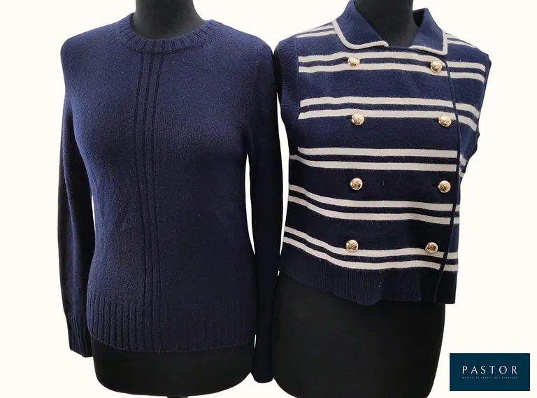 CLAUDIE PIERLOT + ERIC BOMPARD. Lot composé d'un cardigan à rayures sans manches Claudie Pierlot "Majacquie", T.1, et d'un pull col rond Eric Bompard en cachemire bleu marine, T.S. NEUFS avec étiquettes  - TVA Récupérable