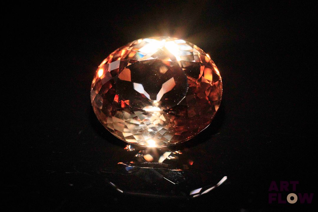 Topaze impériale bicolore ovale. Très belle couleur, VS. 18.28 cts. 16.0mm x 14.0mm