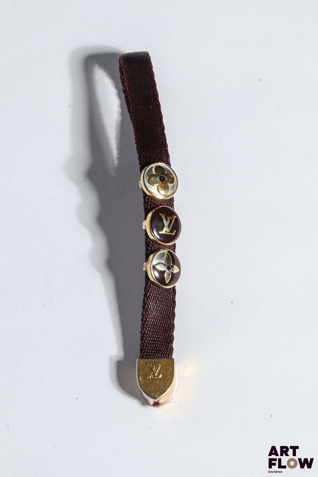 LOUIS VUITTON Porte clés, bijouterie en métal doré Longueur : 10,5 cm Dans son pochon d'origine