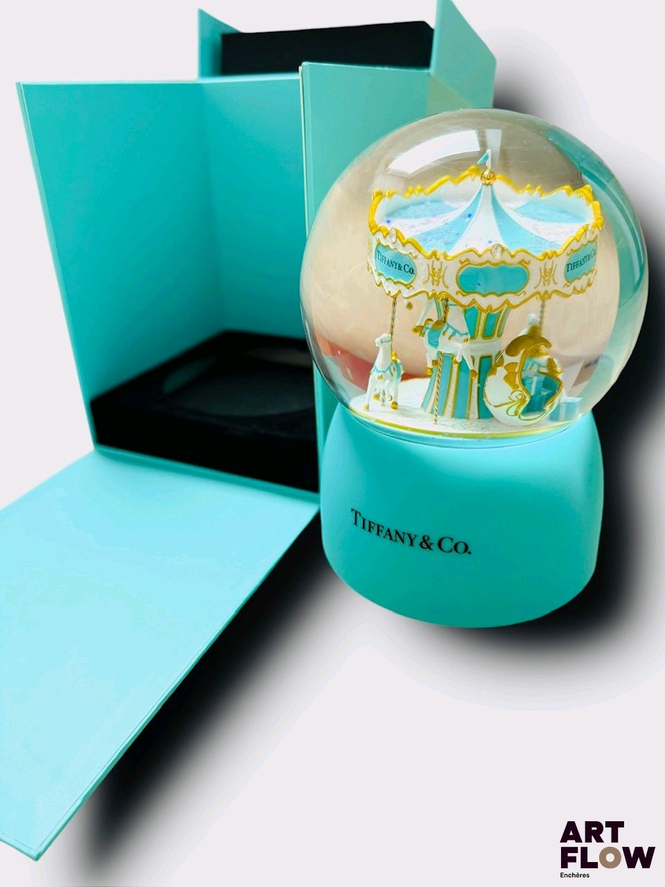 Boîte à musique / Boule à neige Tiffany & Co Édition limitée offert aux clients VIP de la marque. Hauteur du globale 16cm Fonctionne Parfaitement - État comme neuf - Expédition obligatoire.