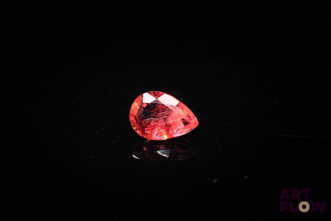 Tourmaline rose soutenu poire. Inclusions, givres. 1.19 ct. 8.0mm x 5.8mm