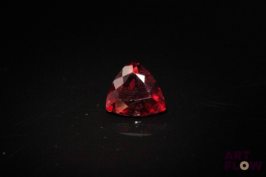 Grenat rhodolite trillion. Jolie couleur, inclusions. 3.40 cts. 9.7mm x 9.0mm